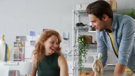 estudiantes varones y mujeres o dueños de negocios que trabajan en la moda que se reúnen en el estudio