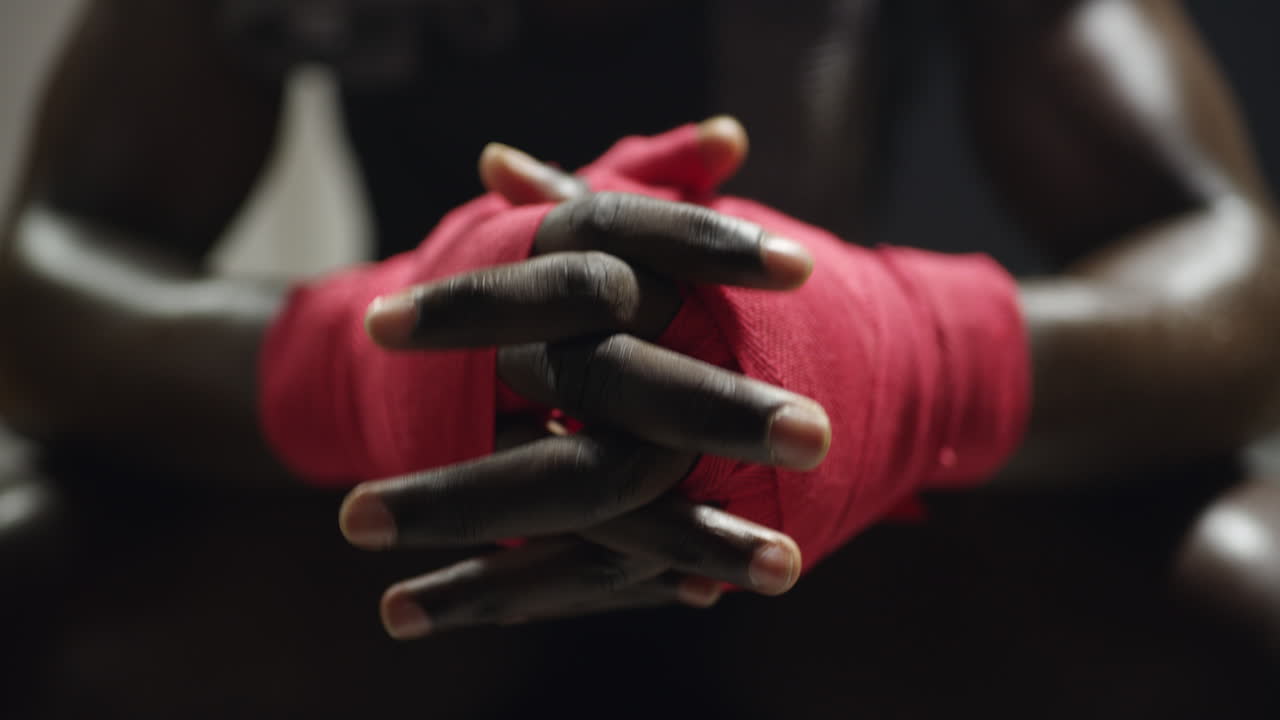 боксер с завязанными руками.