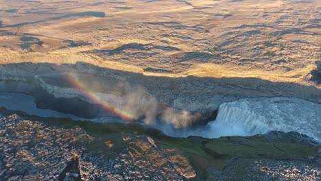 tomada aérea de un dron de dettifoss, hora del atardecer del arco iris