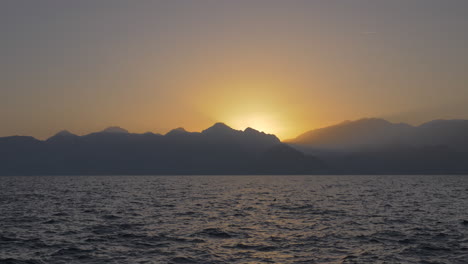 Paisaje-Marino-Con-Montañas-Y-Puesta-De-Sol