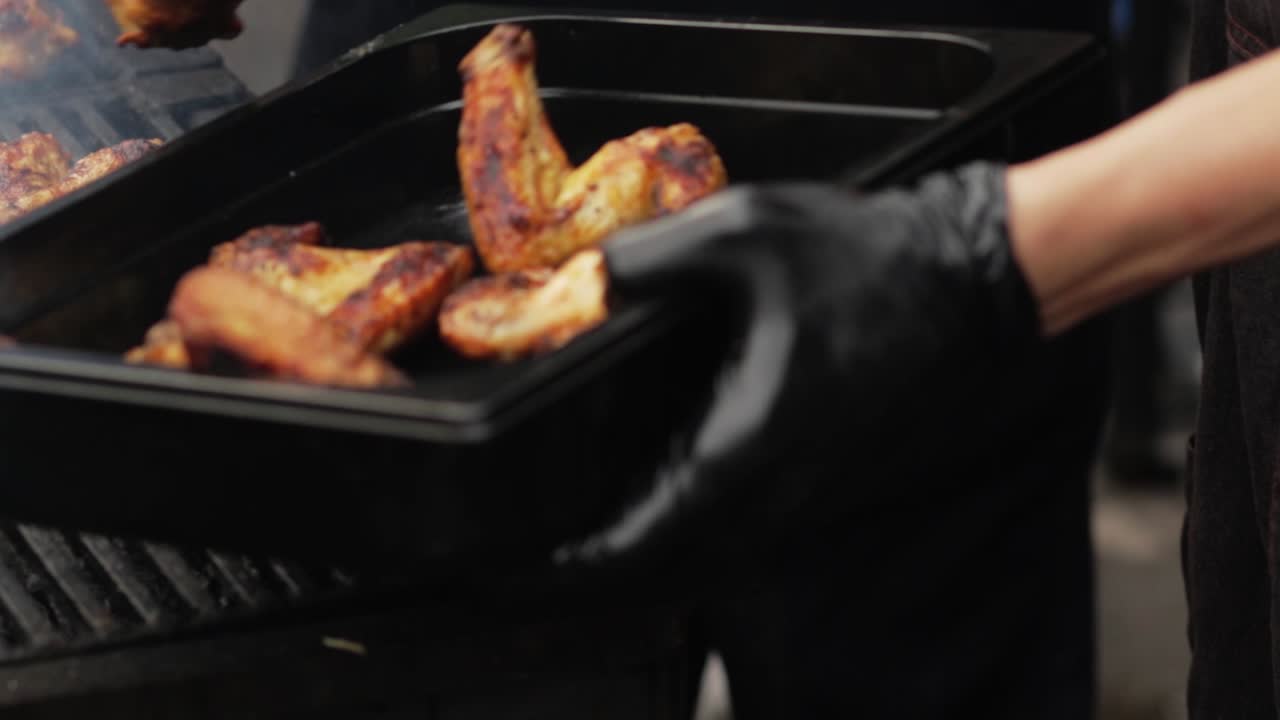mano con pinzas lanza pollo frito en un plato