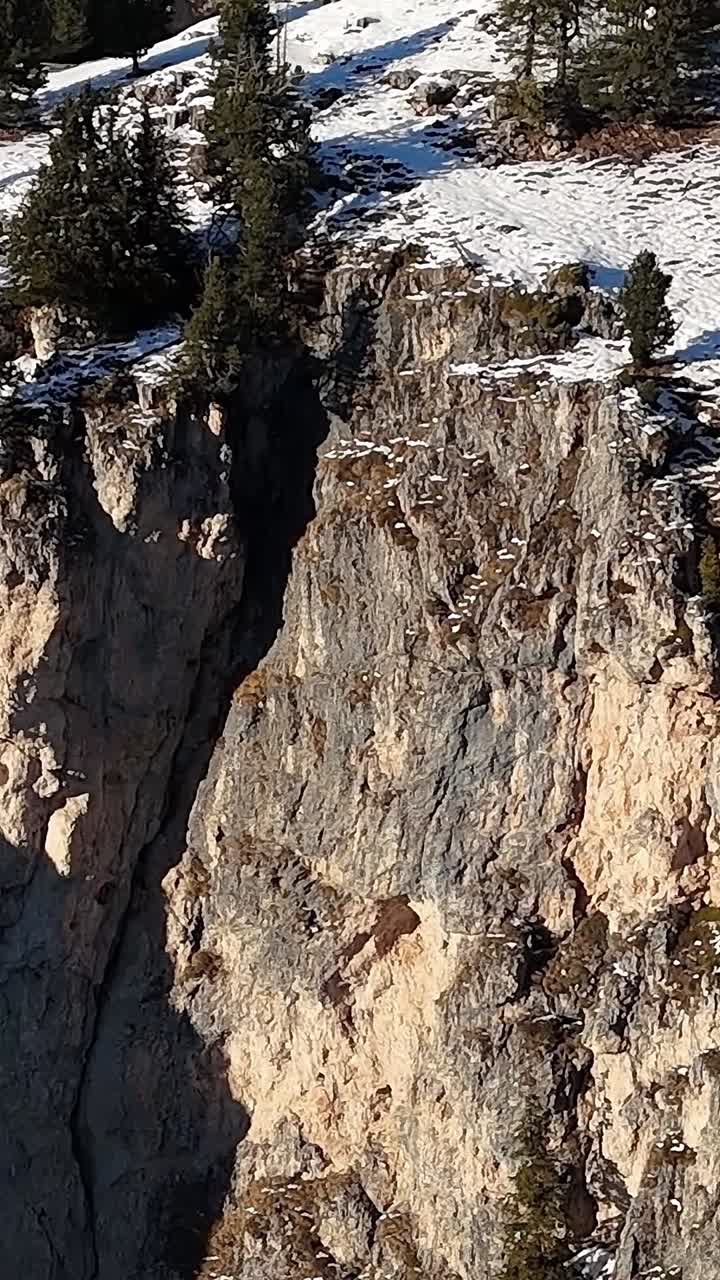 Scogliere innevate sulle Alpi durante la stagione invernale in Italia