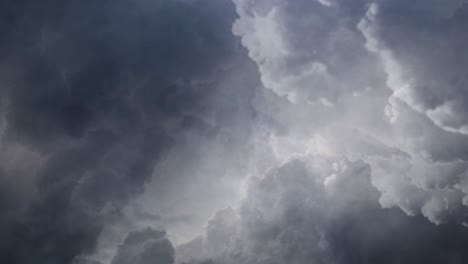 雷暴的景色, 黑色云群与闪电闪电