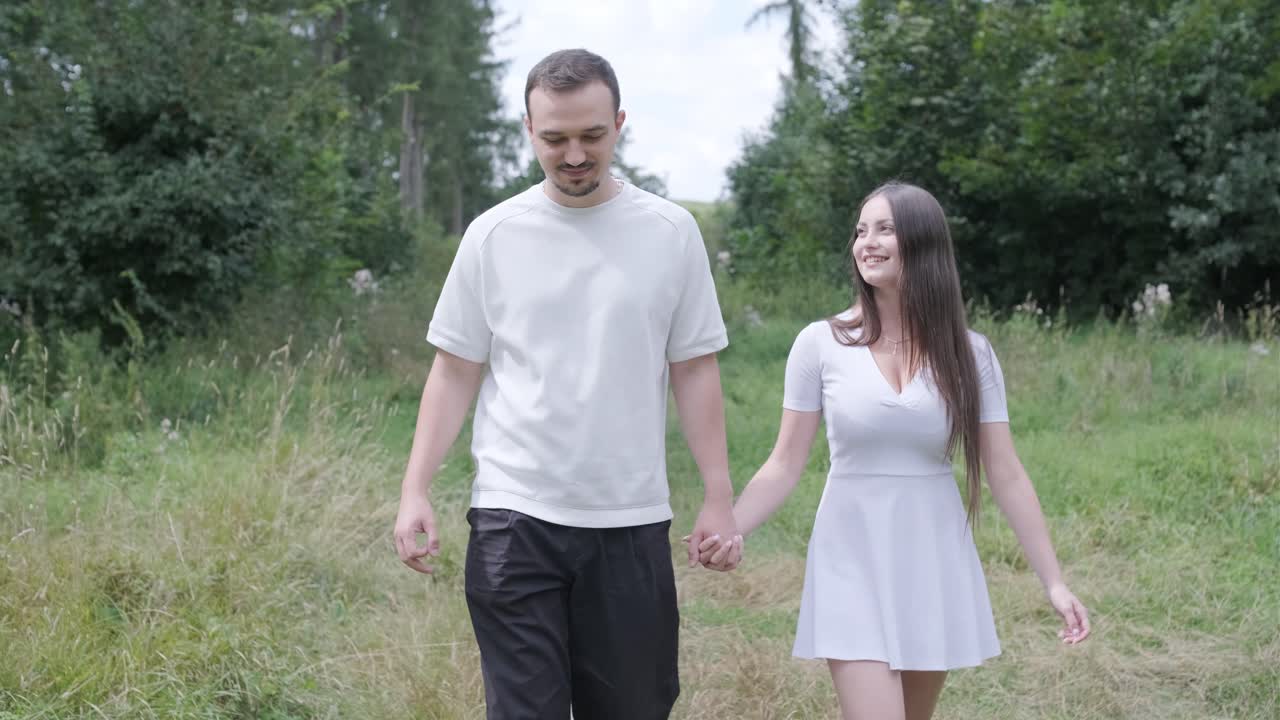 pareja caminando en el bosque