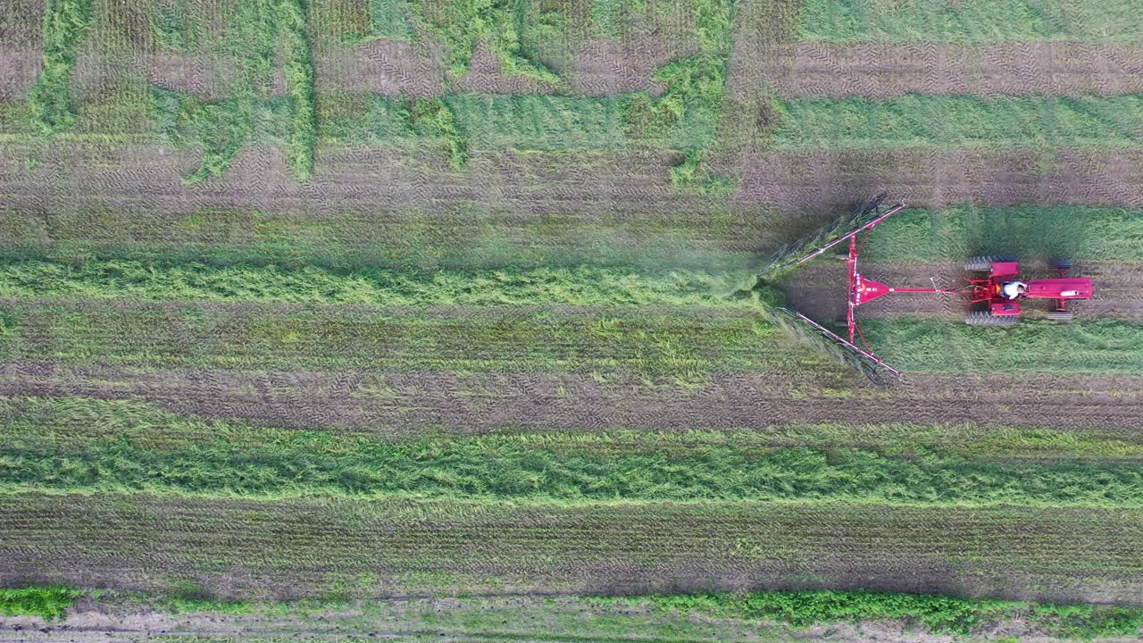 에서  을 수확 하는 트랙터 의 공중 사진