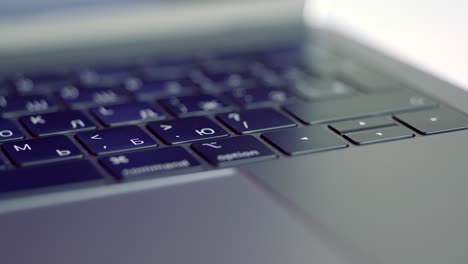primer plano de un teclado de portátil