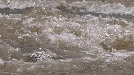 Agua-Fluyendo-En-Calles-Inundadas