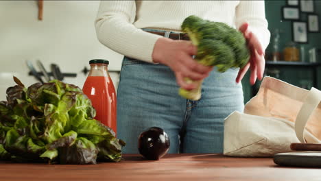 mujer preparando comida en una cocina