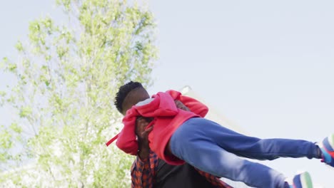 Glücklicher-Afroamerikanischer-Vater-Und-Sein-Sohn-Spielen-Im-Garten