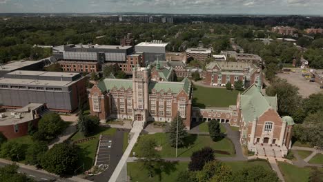 Paisaje-De-La-Ciudad-Con-La-Universidad-Loyola-Campus-Concordia-Durante-El-Verano-En-Montreal,-Quebec,-Canadá