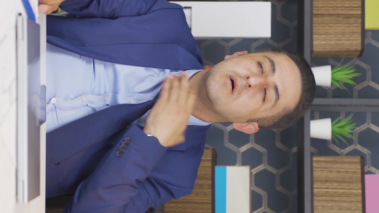 천식으로 고통받는 사업가의 수직 비디오는 호흡 곤란을 경험합니다.