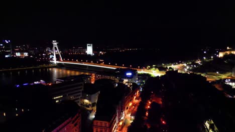 夜のブラチスラバの街並みの空撮、スペイン、ヨーロッパ