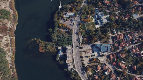 lago a ciudad y montaña