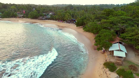 Vista-Aérea-De-Una-Hermosa-Playa-Paradisíaca-De-Sri-Lanka---Playa-Con-Agua-Turquesa-Rompiendo-La-Arena-Rodeada-De-Palmeras---Tangalle,-Sri-Lanka