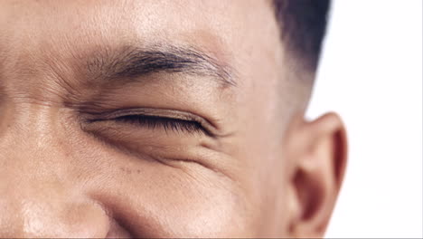 sonrisa, ojos y primer plano de la cara en un blanco