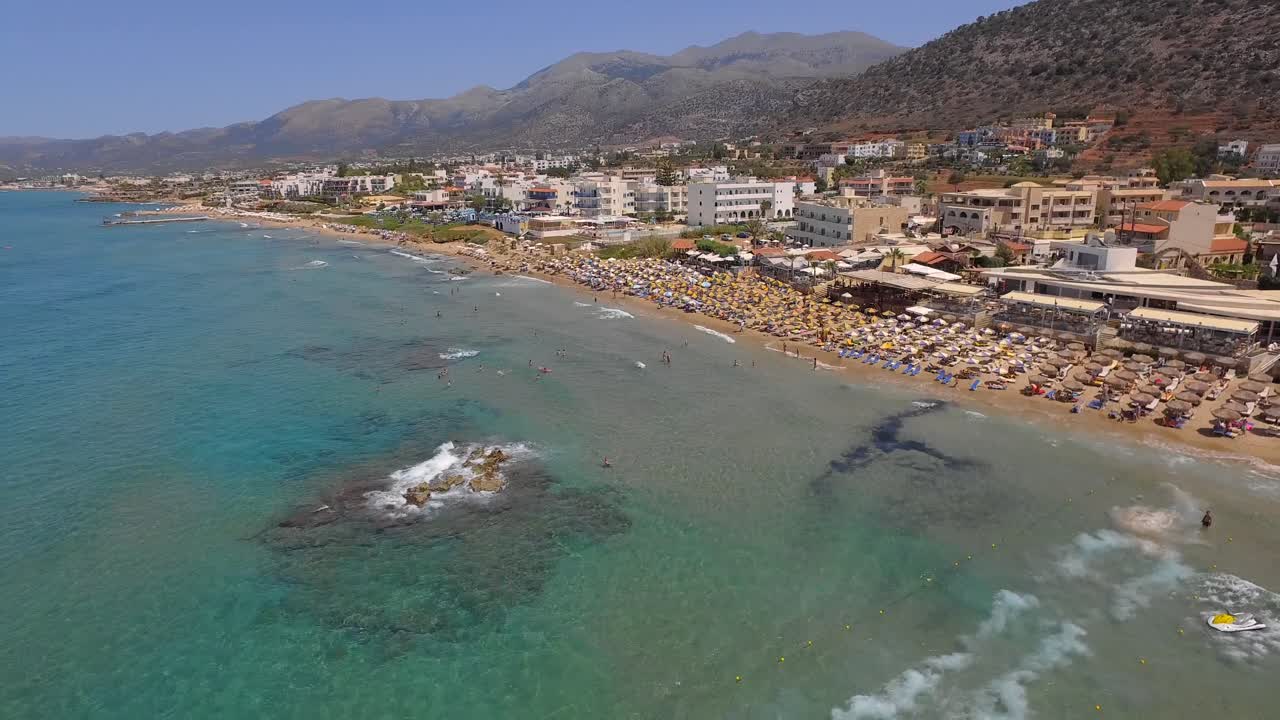 туристический город сталис с пляжными курортами в летний период