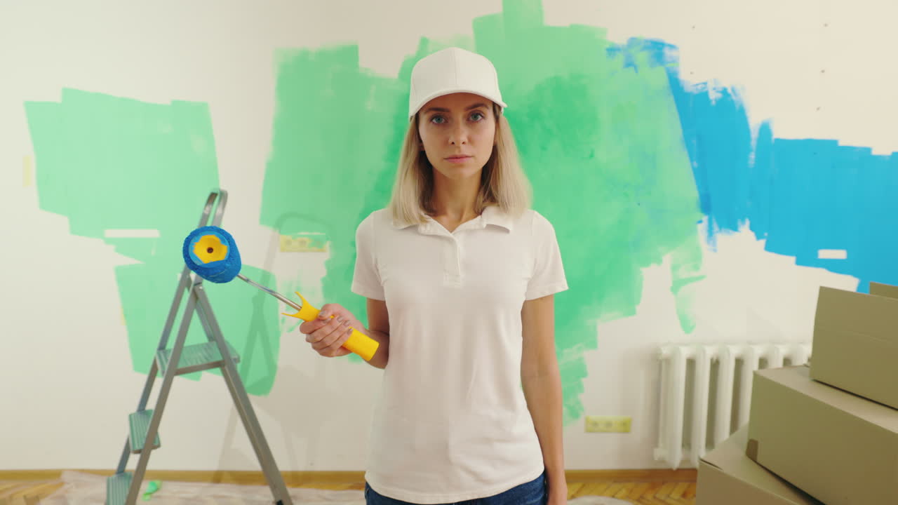 방을 칠하는 여자