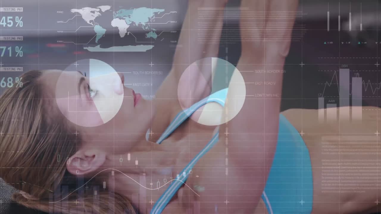 animación del procesamiento de datos sobre una mujer fuerte haciendo ejercicio con equipos de gimnasio