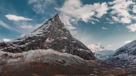 una montaña solitaria de hereggja que se eleva sobre el valle de herdalen