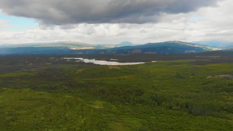 video de drones de 4k de montañas alrededor del lago otto cerca de healy, alaska en un día soleado de verano