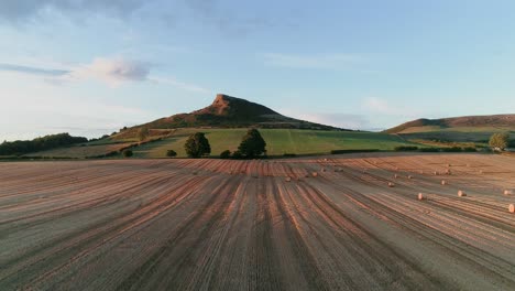 Harvest-time-at-Aireyholme-Farm-in-the-shadow-of-Roseberry-Topping,-North-York-Moors-National-Park