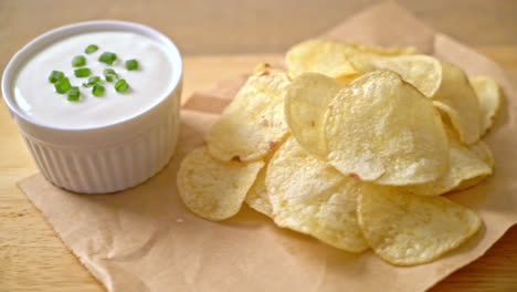 papas fritas con salsa de crema agria