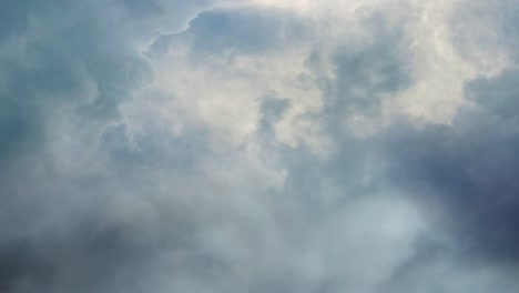volando a través de las espesas nubes en el cielo