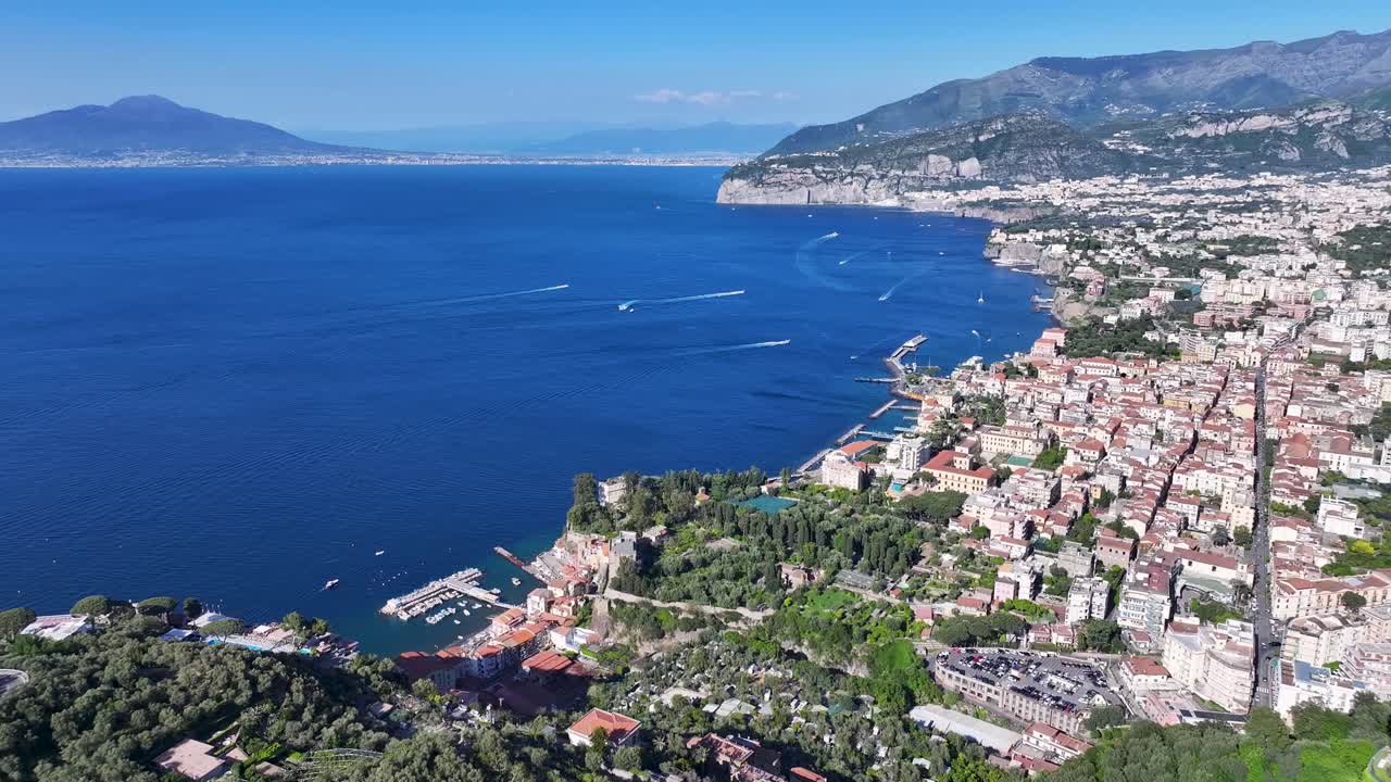 Costa di Sorrento, a Sorrento, Napoli, Italia. Paesaggio sulla spiaggia. Scena con scogliere giganti. Costa di Sorrento, a Napoli, Italia. Skyline della città medievale. Golfo di Napoli, Mar Mediterraneo. Skyline della Costiera Amalfitana