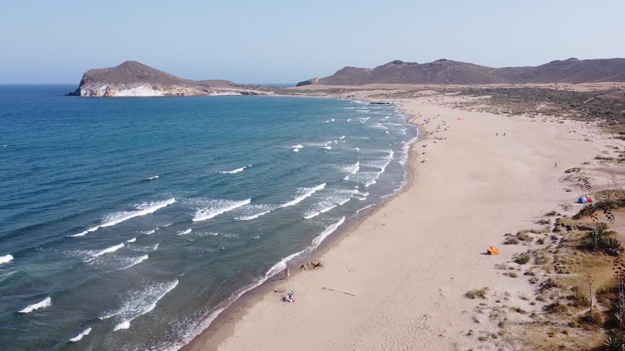 вид с беспилотника на пляж геновесес в кабо-де-гата, альмерия, андалусия, испания