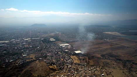 Toma-Aérea-De-Tierras-De-Cultivo-Urbanas-En-Las-Afueras-De-La-Ciudad-De-México