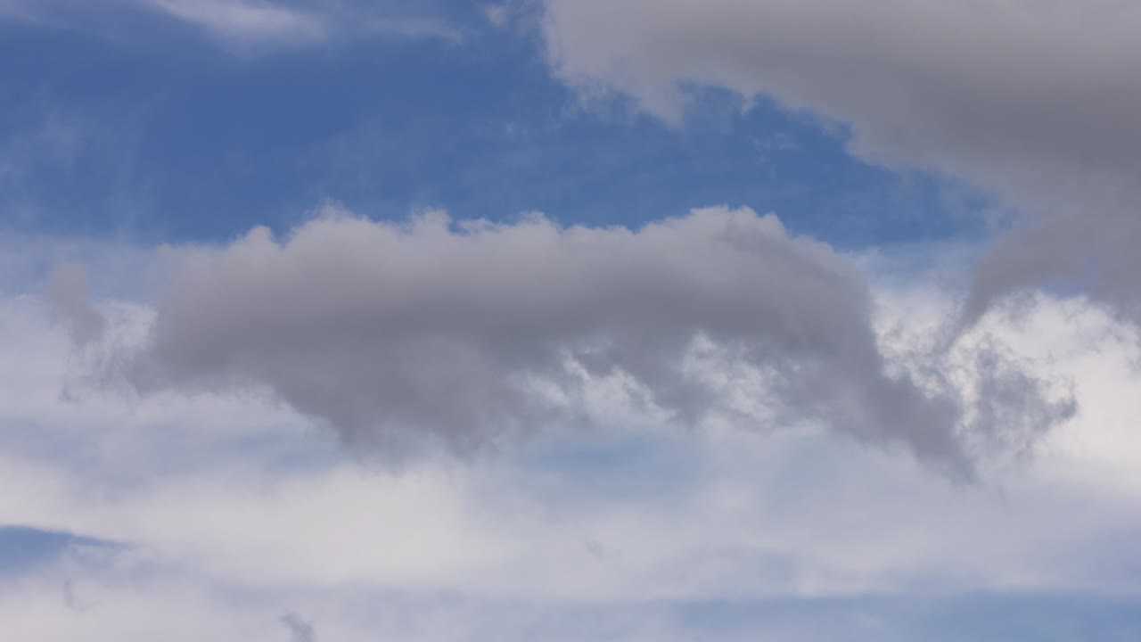 천천히 움직이는 구름