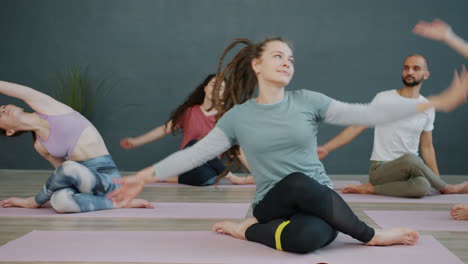 clase de yoga en curso