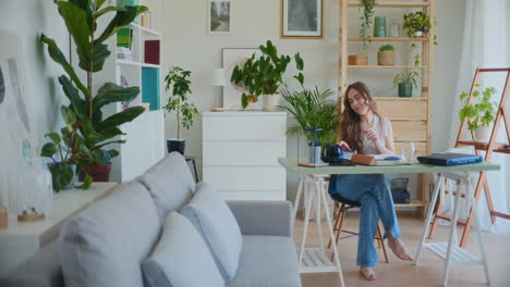 Estudiante-Femenina-Aprendiendo-En-El-Escritorio-En-El-Ambiente-Hogareño