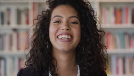 Retrato-Hermosa-Joven-Hispana-Mujer-De-Negocios-Riendo-Feliz-Disfrutando-De-Un-Estilo-De-Vida-Profesional-Elegante-Ejecutiva-Independiente-Cámara-Lenta