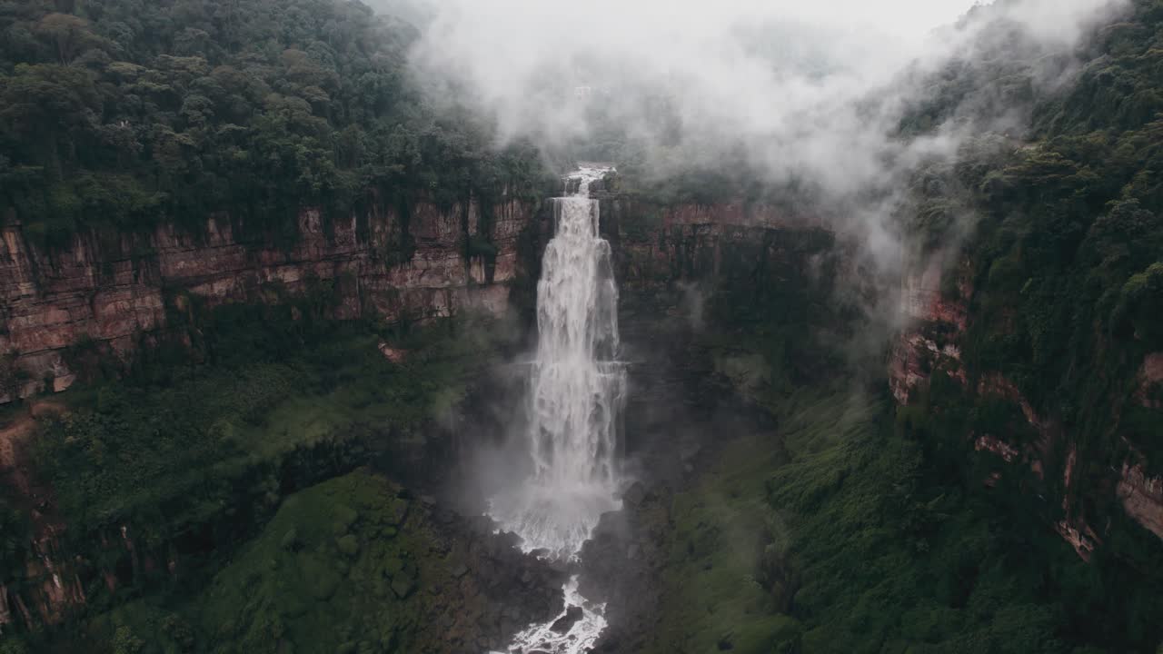 vista espectacular del salto del tequendama cerca de bogota, colombia