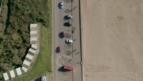 toma de arriba hacia abajo de una carretera junto al mar.