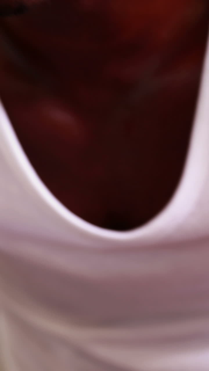 hombre en forma trabajando en la bicicleta de ejercicio