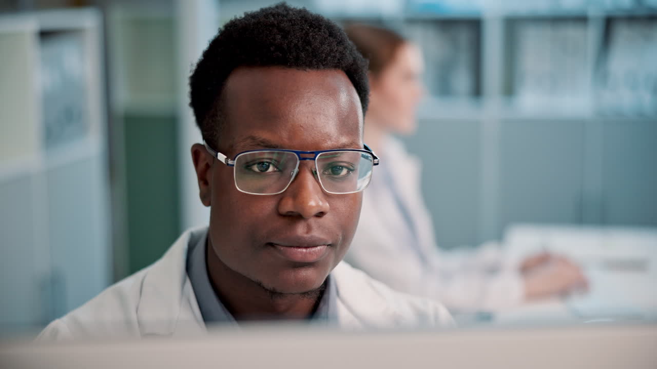 Scienziati stanchi e stressati in laboratorio