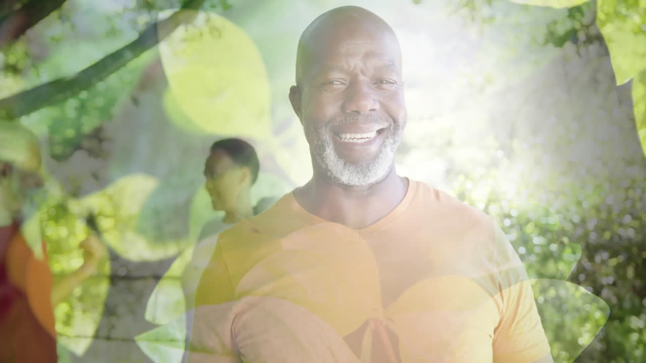 Animazione di punti luce e alberi sopra un anziano uomo afroamericano sorridente in giardino