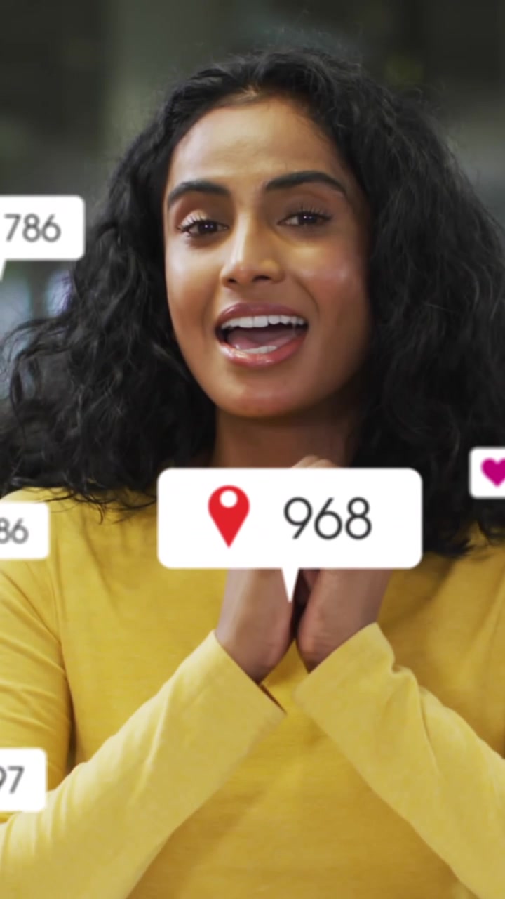 Animazione dell'elaborazione di dati dei social media sovrapposta a una donna d'affari in videochiamata.