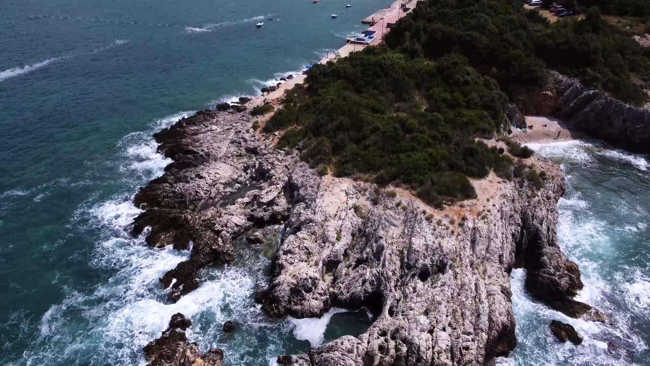 costa rocosa con olas rompiendo revelando el destino turístico de la playa de utjeha, antena