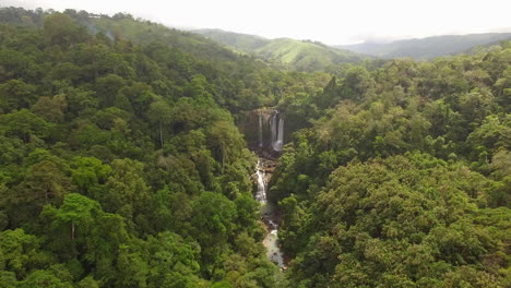 hermosa antena sobre la cascada de nauyaca en costa rica