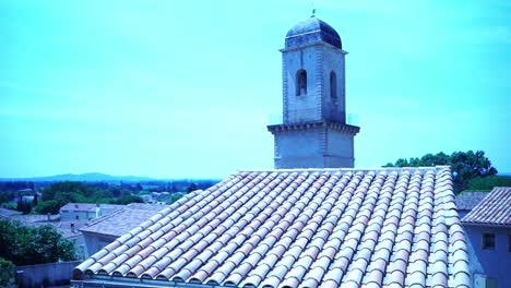 techos de un pequeño pueblo francés, boulbon en francia con campanario en buen tiempo