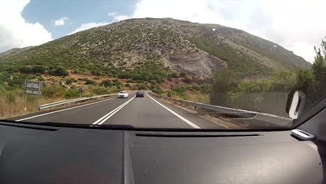conduciendo por la autopista en grecia entre ioannina y patra en un día de verano