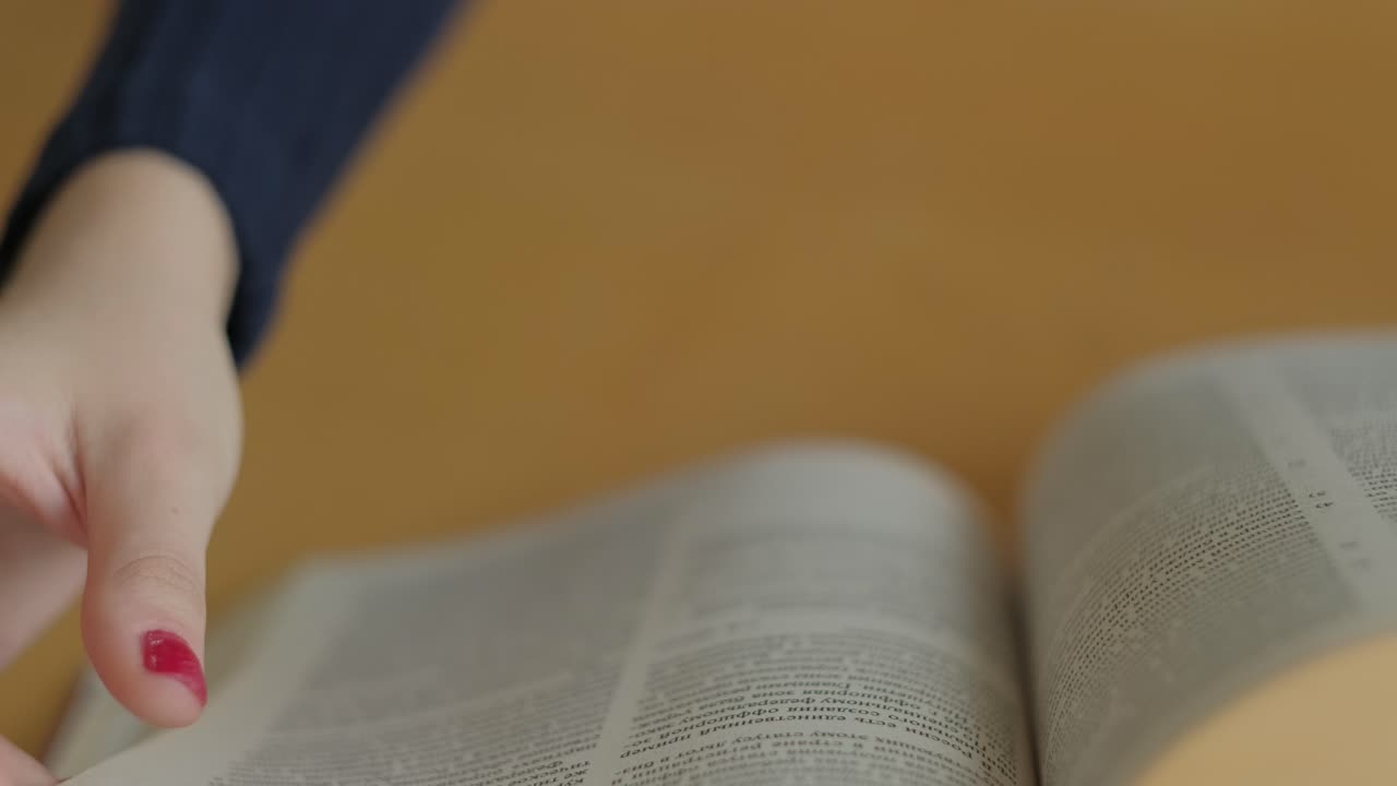 mujer leyendo un libro abierto