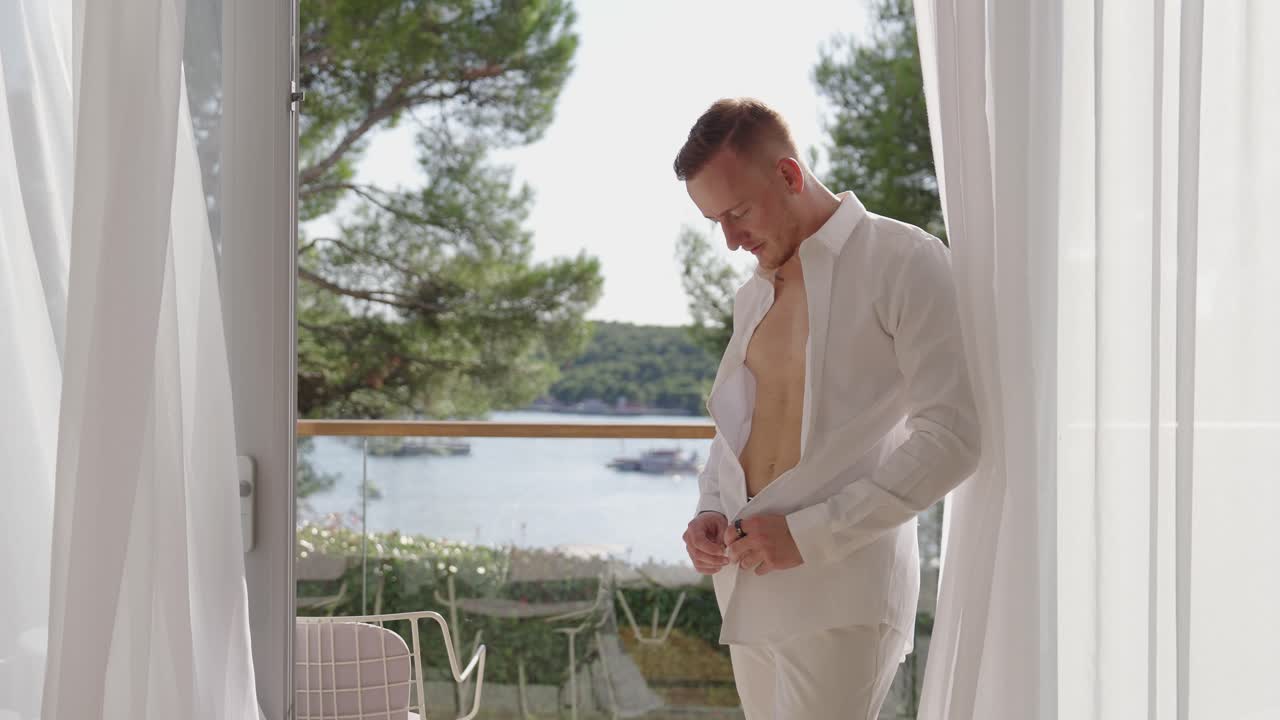 Uomo muscoloso che si veste per il giorno del matrimonio in Croazia