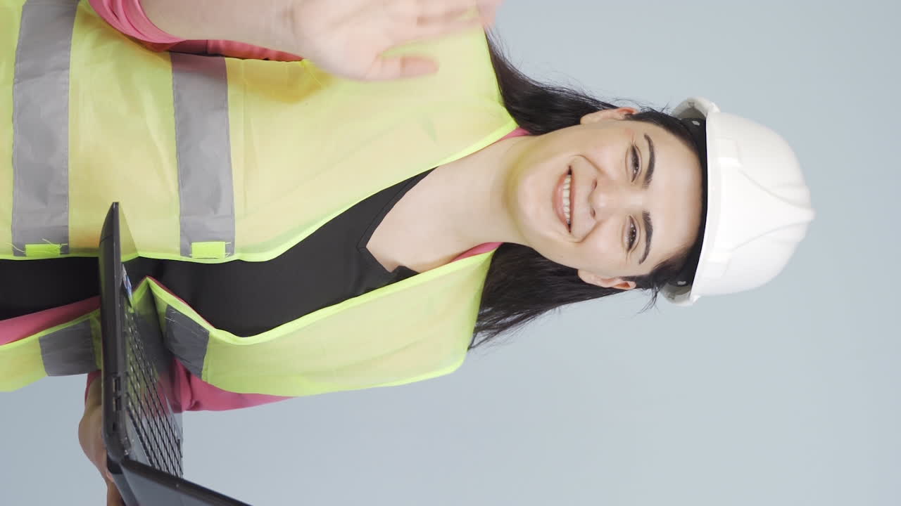 vídeo vertical del ingeniero saludando a la cámara.