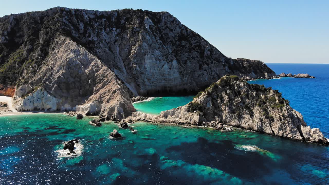 Spiaggia remota di Agia Eleni con scogliere aspre a Cefalonia, Grecia