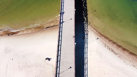 Fast-Leere-Brücke-Von-Palanga-In-Der-Nach-Oben-Geneigten-Luftaufnahme