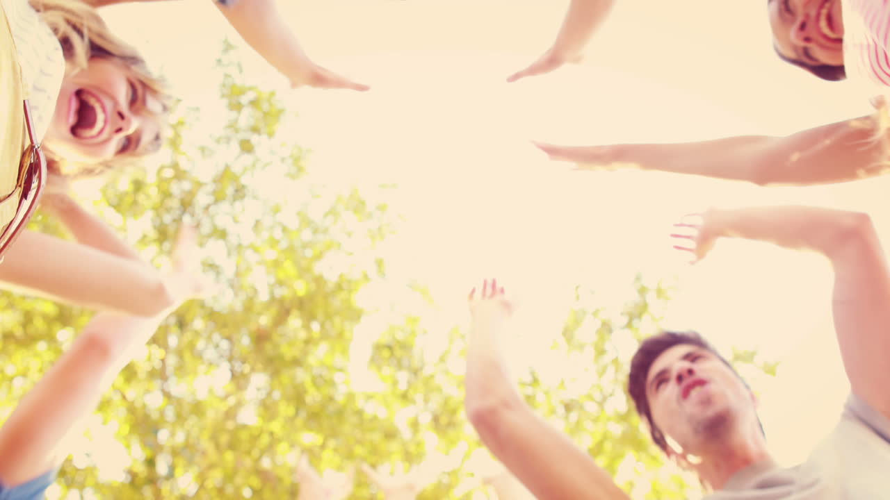 행복한 친구들이 공원에서 함께 손을 고 있습니다.